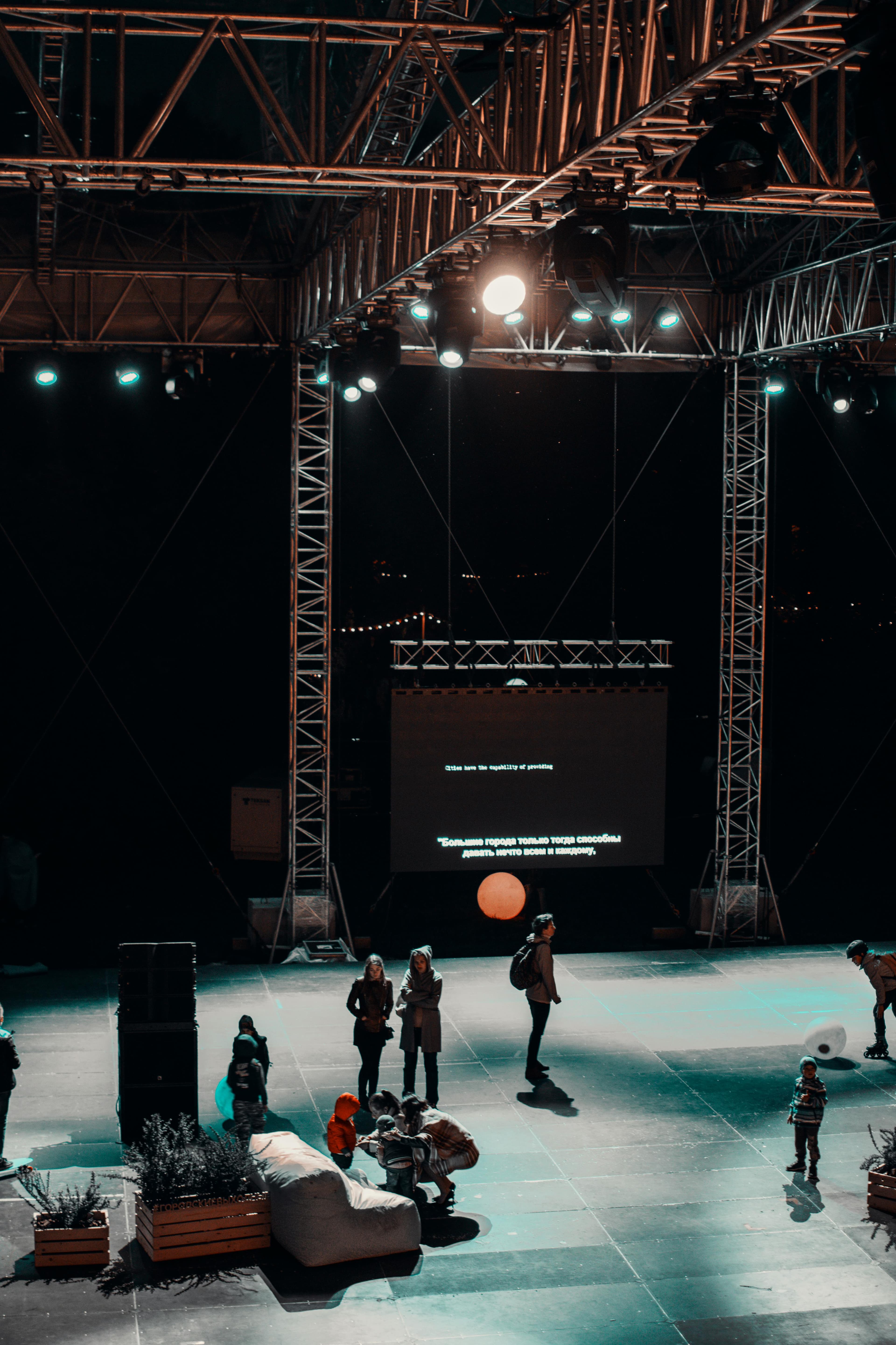 Студийный микрофон, монитор и аудиоинтерфейс — профессиональное звуковое оборудование Samat Show Technic